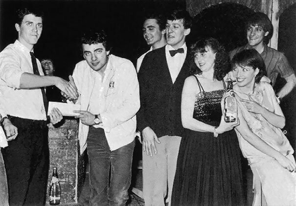 Молодые Хью Лори, Роуэн Аткинсон, Тони Слаттери, Стивен Фрай, Пенни Дуайер, Эмма Томпсон и Пол Ширер получают первую награду Перье в области комедии в 1981 году. Впоследствии ее переименовали в Эдинбургскую премию.