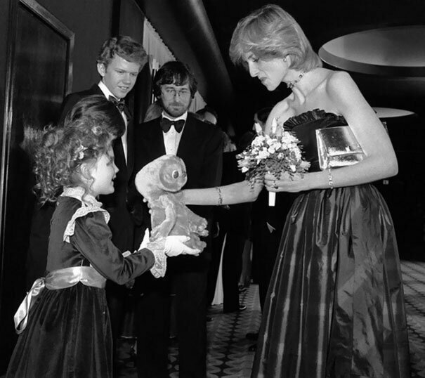 7-летняя Дрю Бэрримор дает принцессе Диане куклу Инопланетянина, на заднем фоне — Стивен Спилберг и Роберт Макнотон, лондонская премьера фильма.