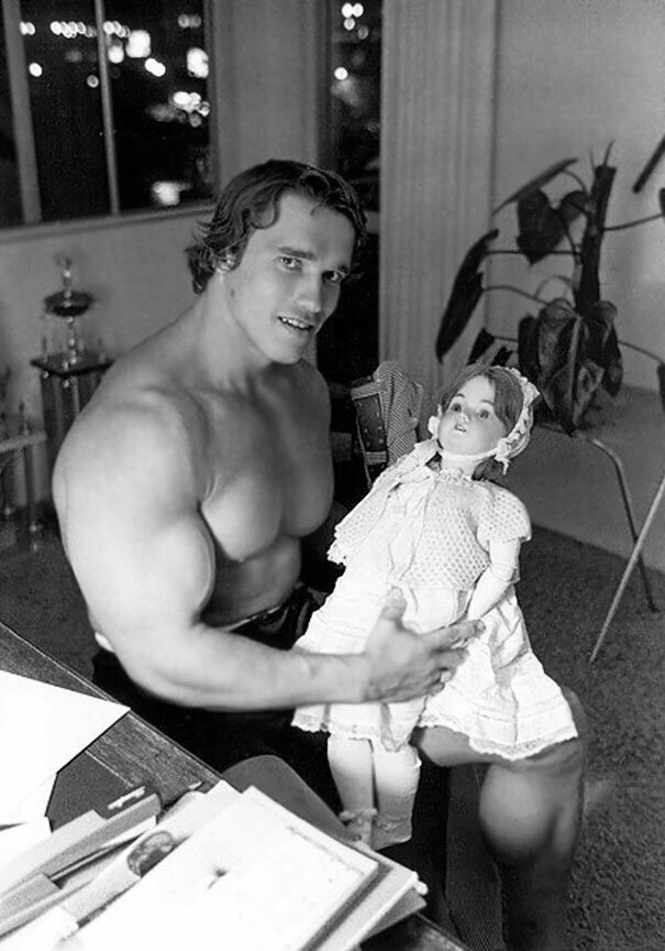 Арнольд Шварценеггер держит куклу, 70-е годы.