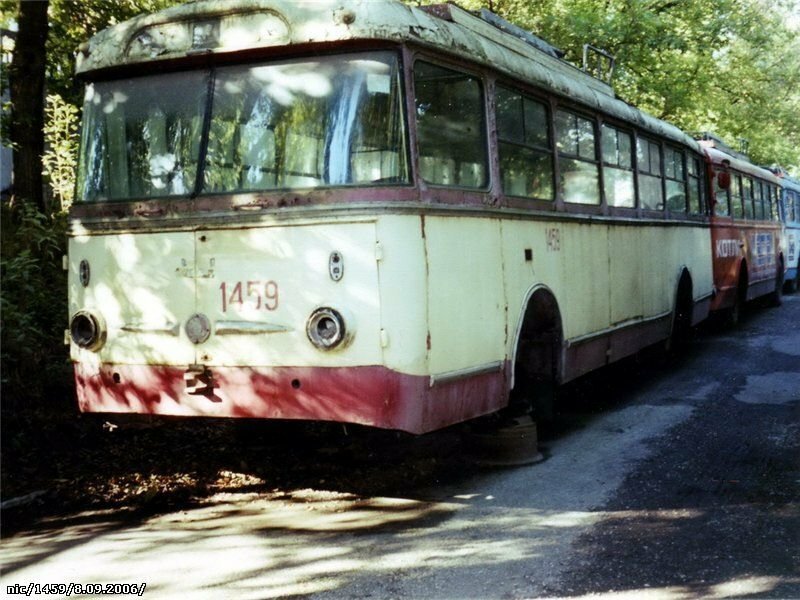 2006 год. Будущий музейный экспонат в ''трупном ряду'' в Симферопольском троллейбусном парке