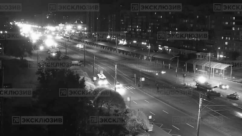 В Петербурге автомобиль влетел в трамвайную остановку, погибла женщина 