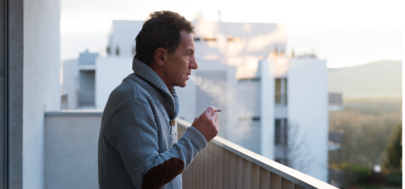 Кто возмущался запрету курить на балконе