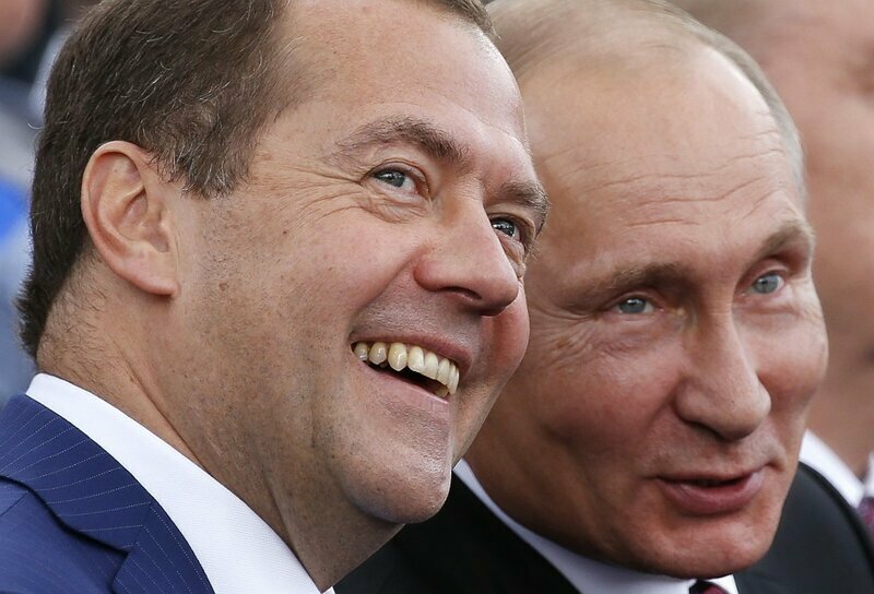 Ко дню рождения: Владимир Путин повысил зарплату себе, Медведеву и министрам