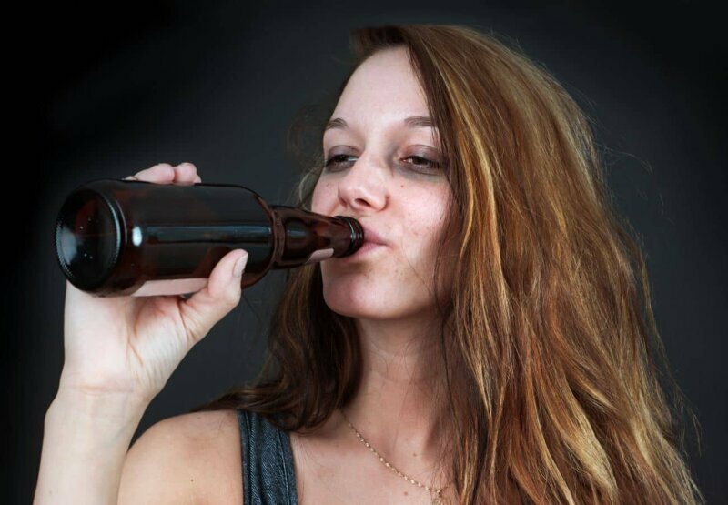 Почему женщины более восприимчивы к алкоголю