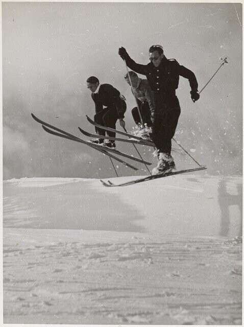 13. 1942 год. Мужчины прыгают на лыжах с трамплина в горах Нового Южного Уэльса, Австралия