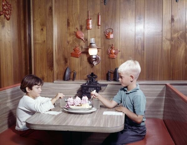 9. Июнь 1967 года. Дети едят мороженое в кафе Jaxson’s Ice Cream Parlour, Дания-Бич, США