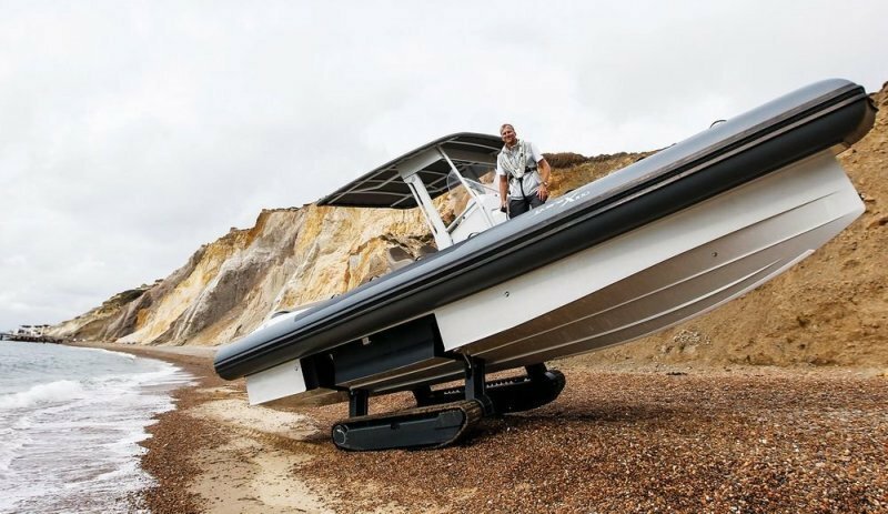 Iguana X100 — лодка на гусеницах, которая может сама выкарабкаться на берег