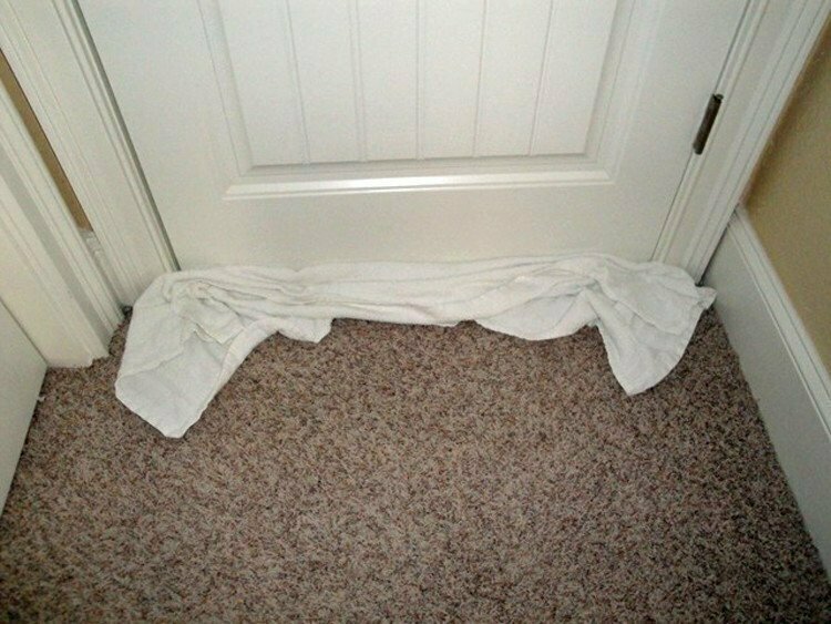 11. "Сверните полотенце и положите под дверью, чтобы уменьшить шум и свет из коридора"