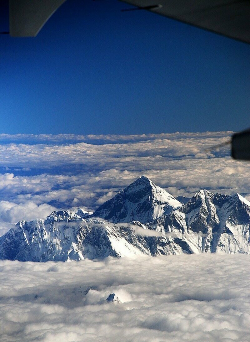 Вид на гору Эверест с борта самолета 
