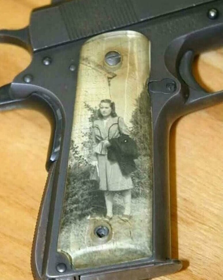 Во время Второй мировой войны солдаты помещали фотографии близких на оружие 