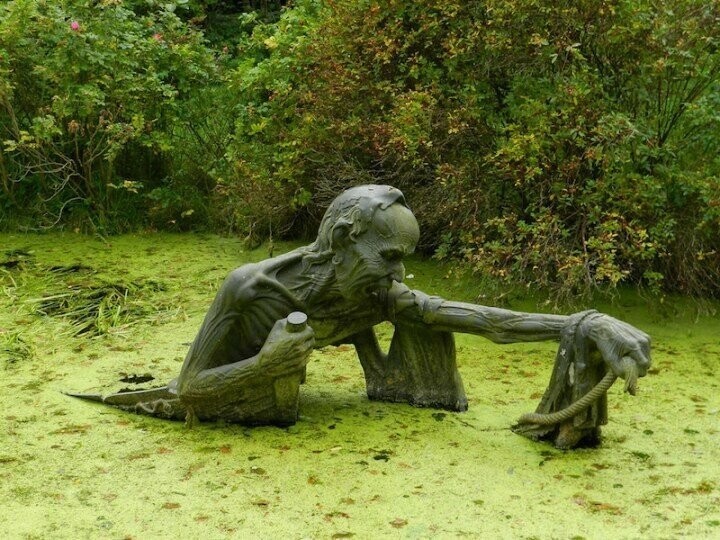 Невероятная скульптура на болоте в Ирландии 