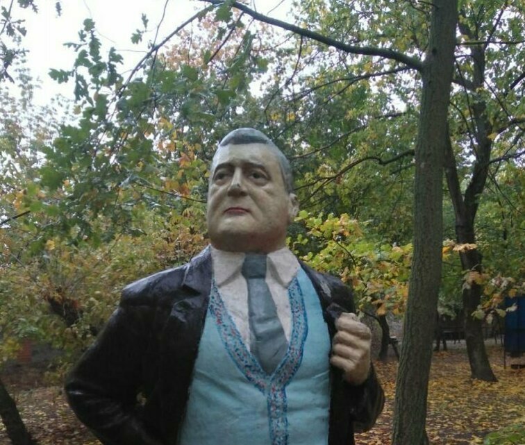 С - смекалочка: памятник Ленину в Запорожье переделали в скульптуру Порошенко