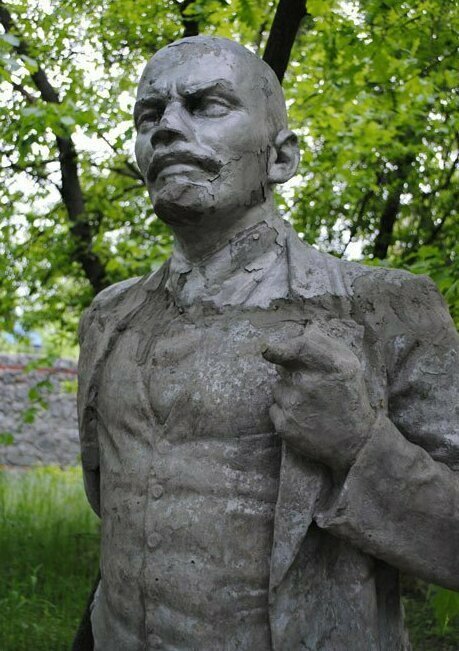 С - смекалочка: памятник Ленину в Запорожье переделали в скульптуру Порошенко