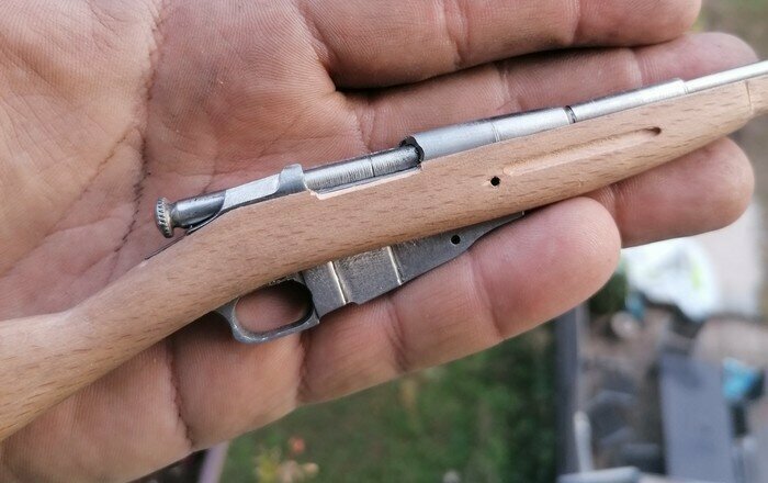 Мужчина сделал легендарную винтовку Мосина в миниатюре. Она стреляет!