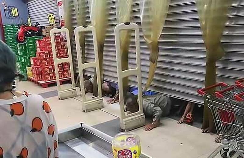 В Китае покупатели подобно «зомби» пробрались в магазин, продававший со скидкой яйца