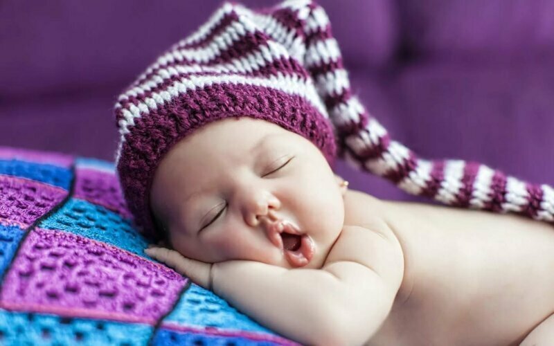 По каким причинам малыш может вздрагивать во сне
