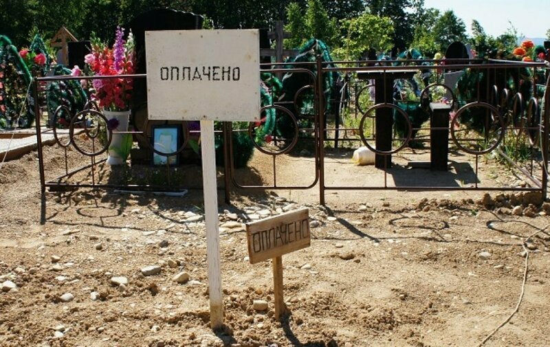 В Брянске похоронщики продавали бесплатные места на кладбище