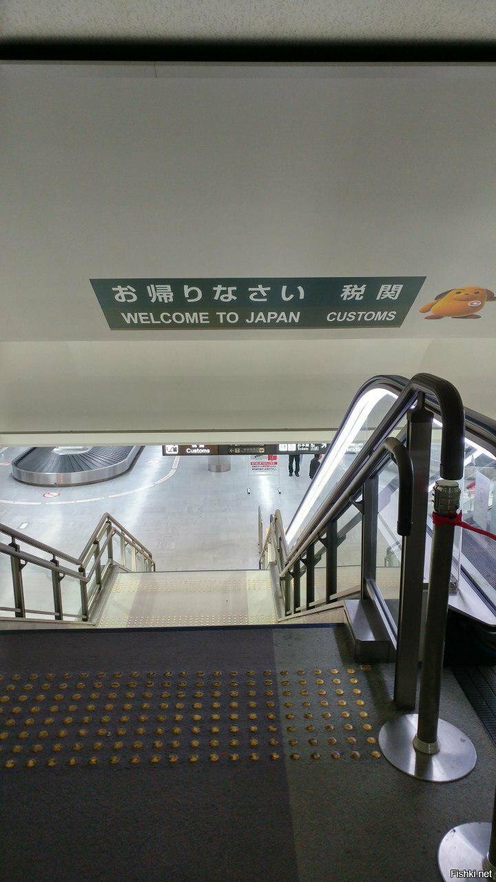 Табличка в аэропорту Токио: на английском написано «Добро пожаловать в Японию...