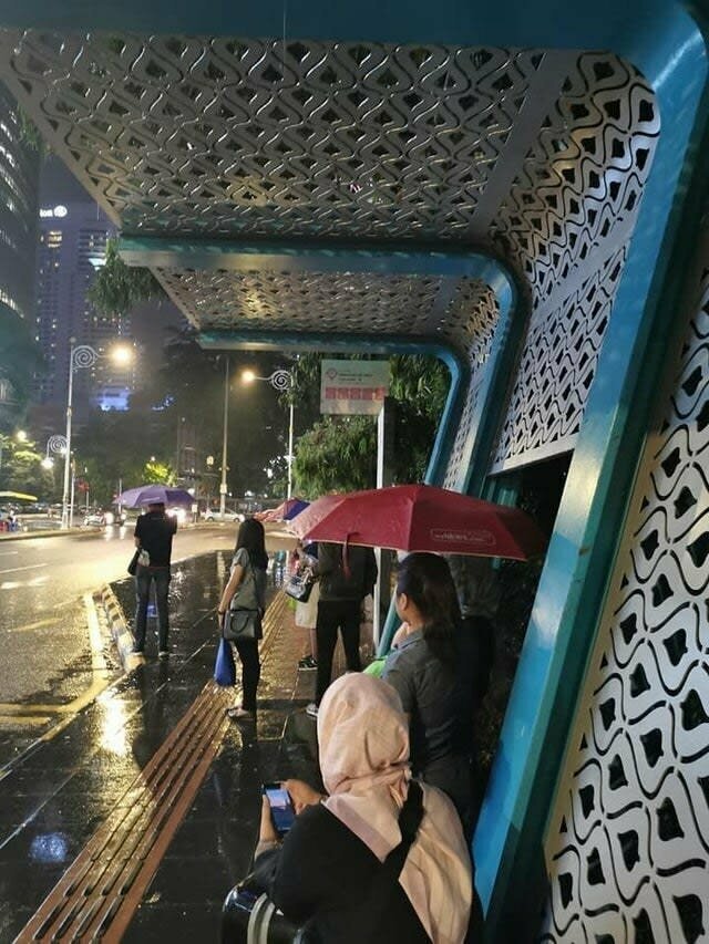 2. Автобусная остановка, под которой не спрятаться от дождя