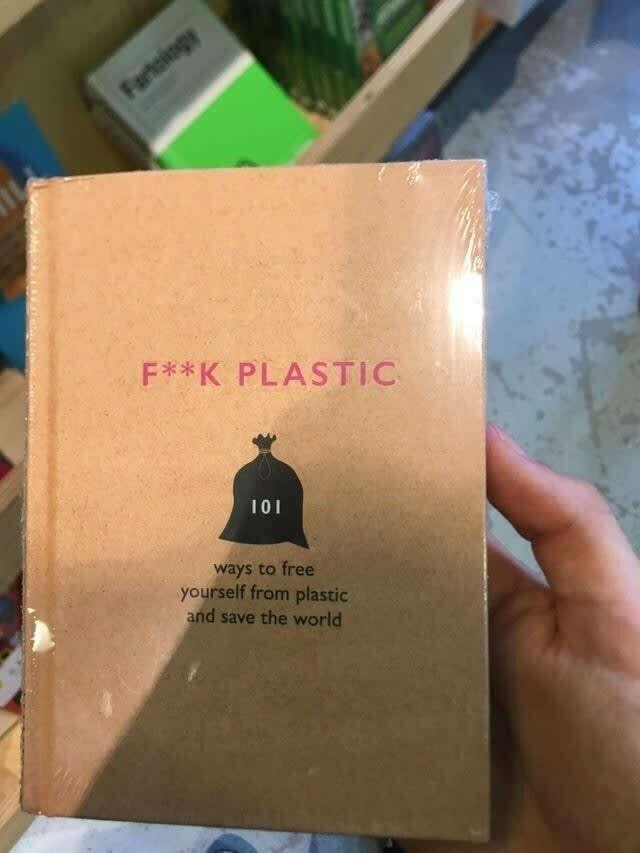 15. Отлично! Пластиковая упаковка на книге про то, что нужно меньше использовать пластик