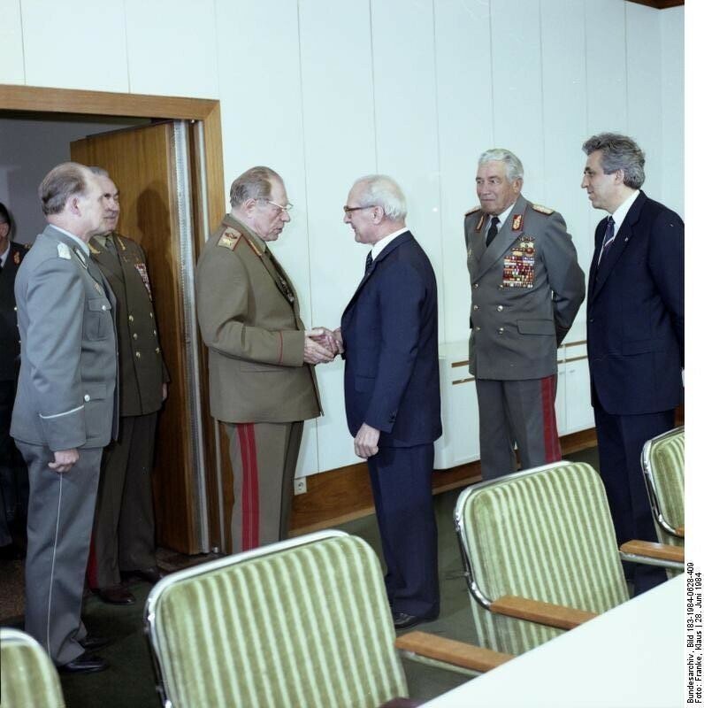 Самая удачная операция ЦРУ: Кто отравил министра обороны СССР и еще трех стран