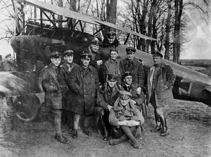23 апреля 1917 года. Летчики немецкой эскадрильи «Jasta 11» под командованием Манфреда фон Рихтгофена. «Красный барон» Рихтгофен сидит в кабине самолета.