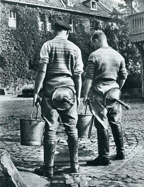 Студенты Сельскохозяйственного института со стульями для дойки. Германия, Нойдек, 1934 год 