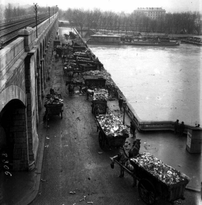 Утилизация городского мусора в реку Сену. 1910 г. Париж. 