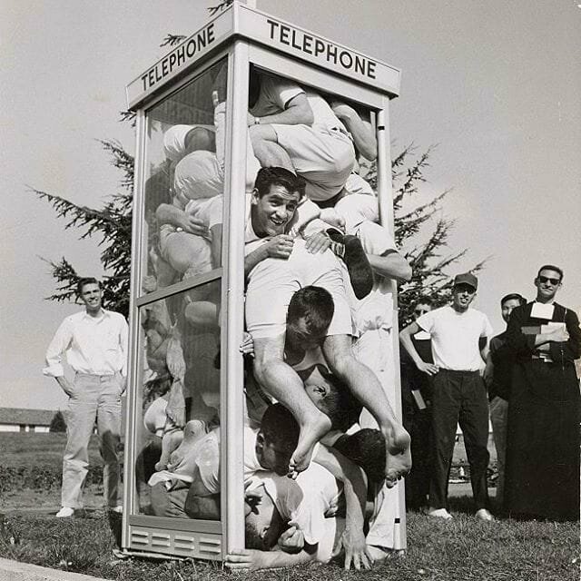 Установление нового мирового рекорда в телефонной будке, уместились 22 человека, 1959 год. 