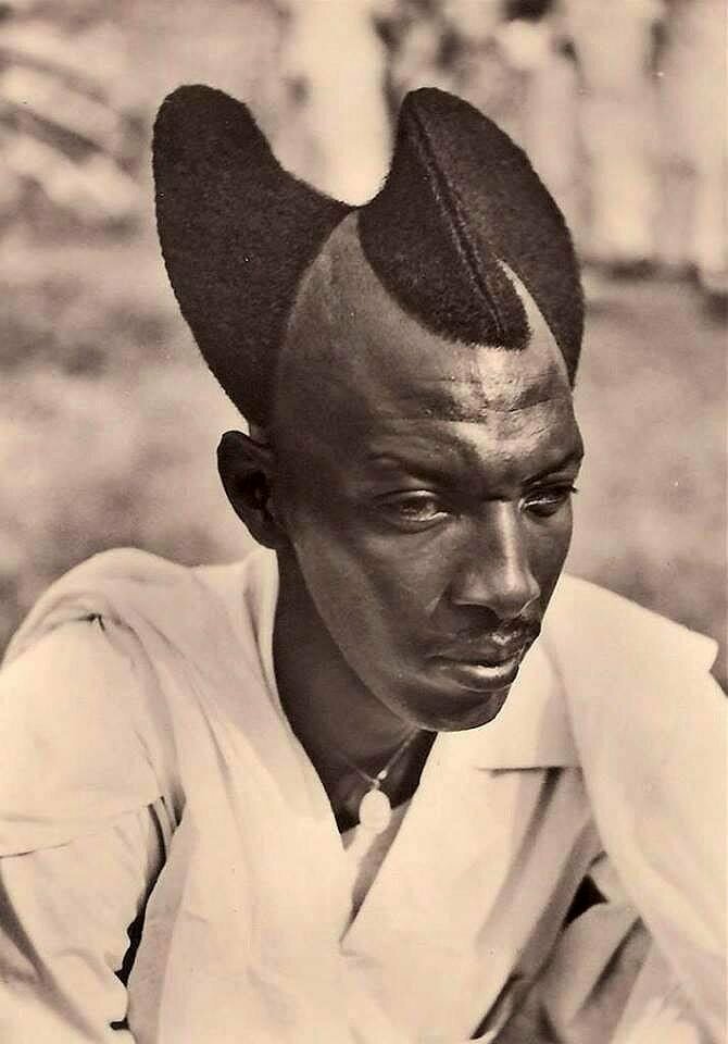 Руандец с прической Амасунзу, 1923 г. 