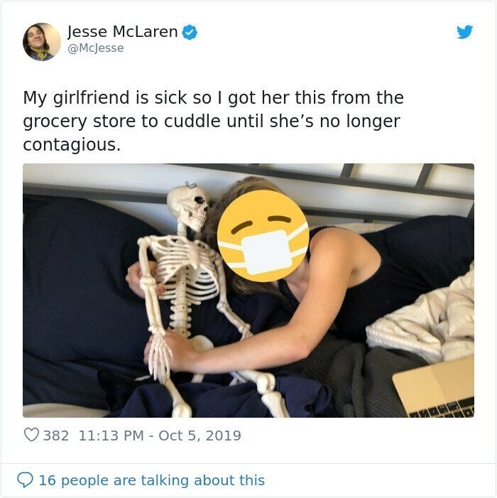 "Моя девушка заболела, поэтому я купил скелет в супермаркете, чтобы она обнималась с ним, пока заразная", - в итоге признался мужчина