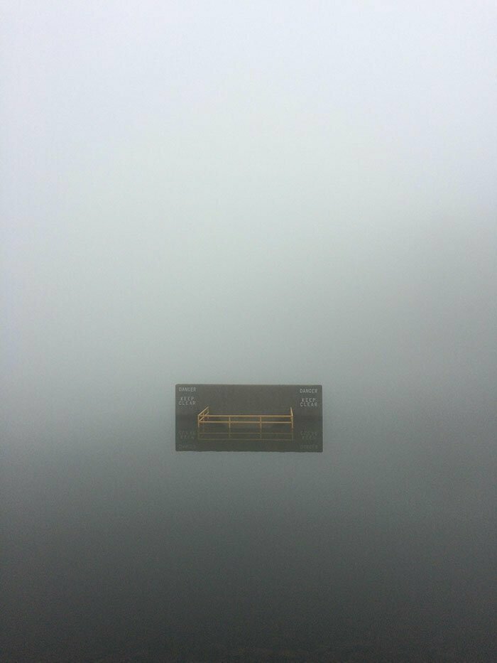 17. Туман над озером сделал так, что предупреждающий знак повис в пустоте