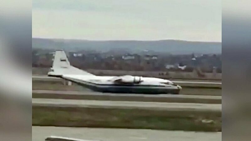 В аэропорту Екатеринбурга аварийную посадку совершил военный самолет Ан-12