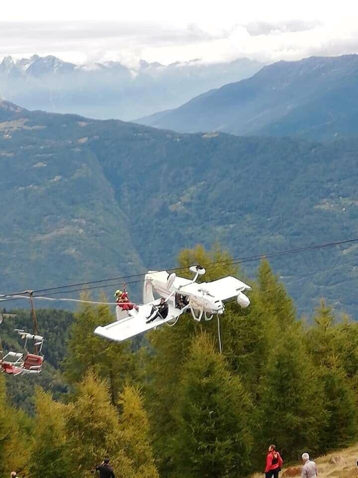 Самолет врезался в подъемник и запутался в проводах в Альпах