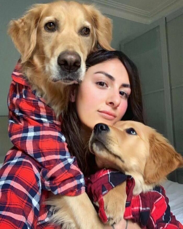 Женщина создаёт весёлые фотографии со своими 2 собаками, чтобы запечатлеть их восхитительные взаимоотношения