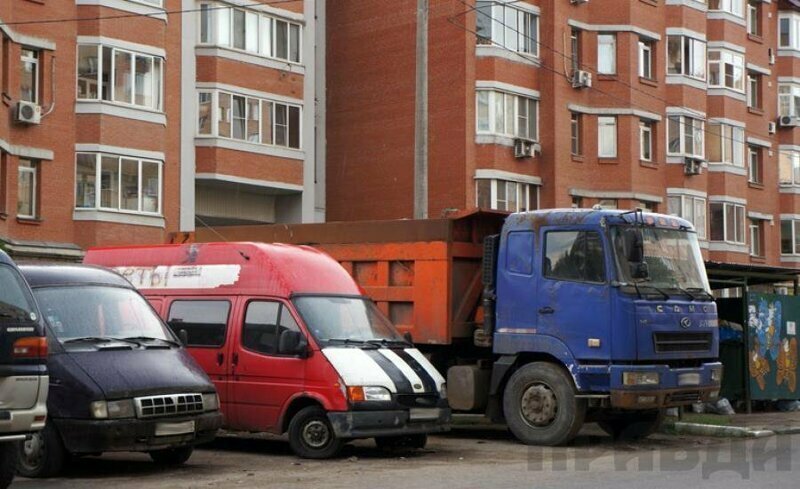 Грузовикам и такси с нового года запретят парковаться во дворах