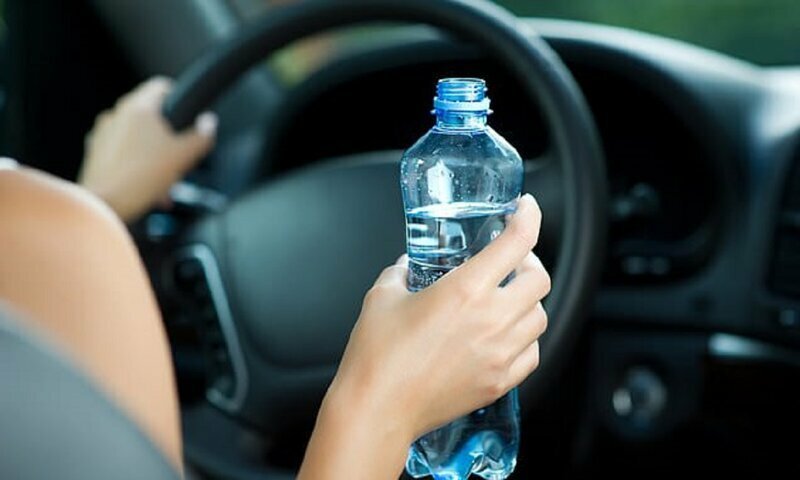 Австралийским водителям запрещают пить воду за рулем
