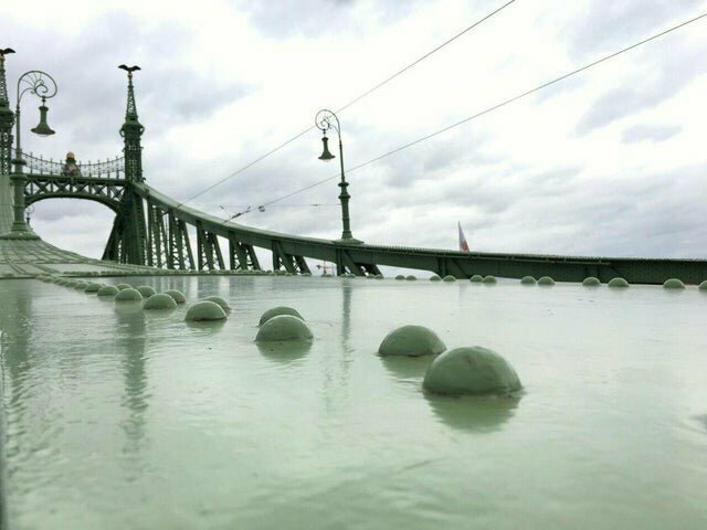 10. Мост в Будапеште выглядит словно река с камнями