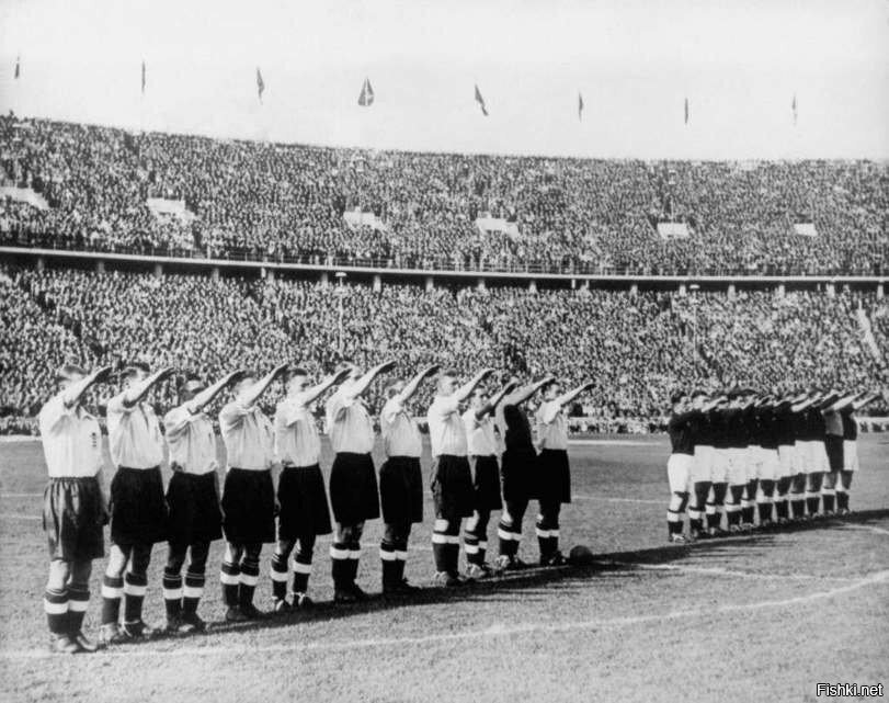 Слева — команда Англии, на Олимпийском стадионе в Берлине в 1938 году