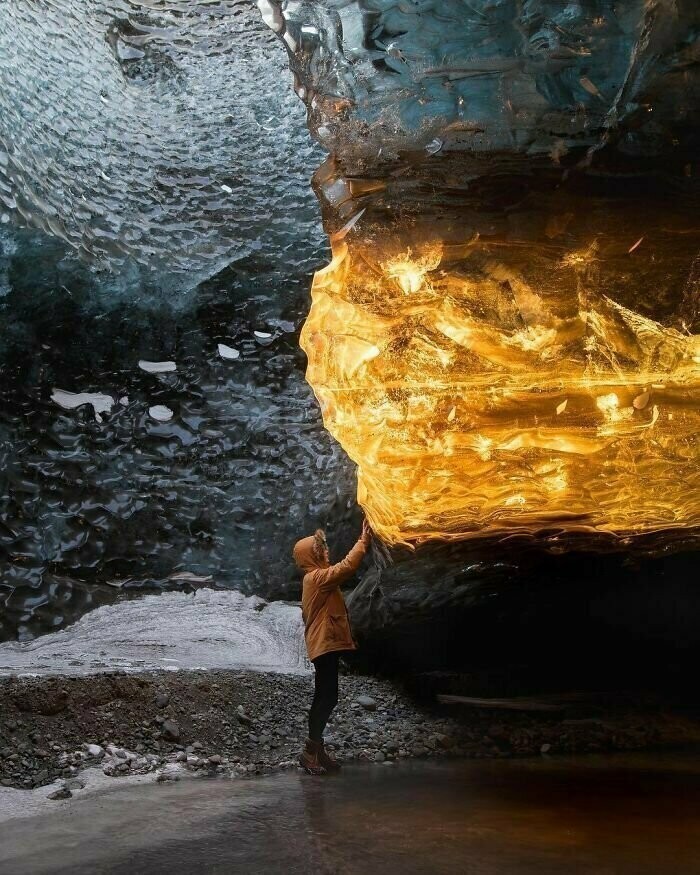 Закатные лучи осветили кусок льда в пещере под нужным углом и сделали его похожим на янтарь