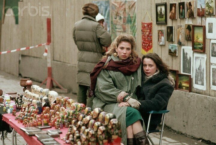 Торговля сувенирами на улице Арбат в Москве. 1991 г.