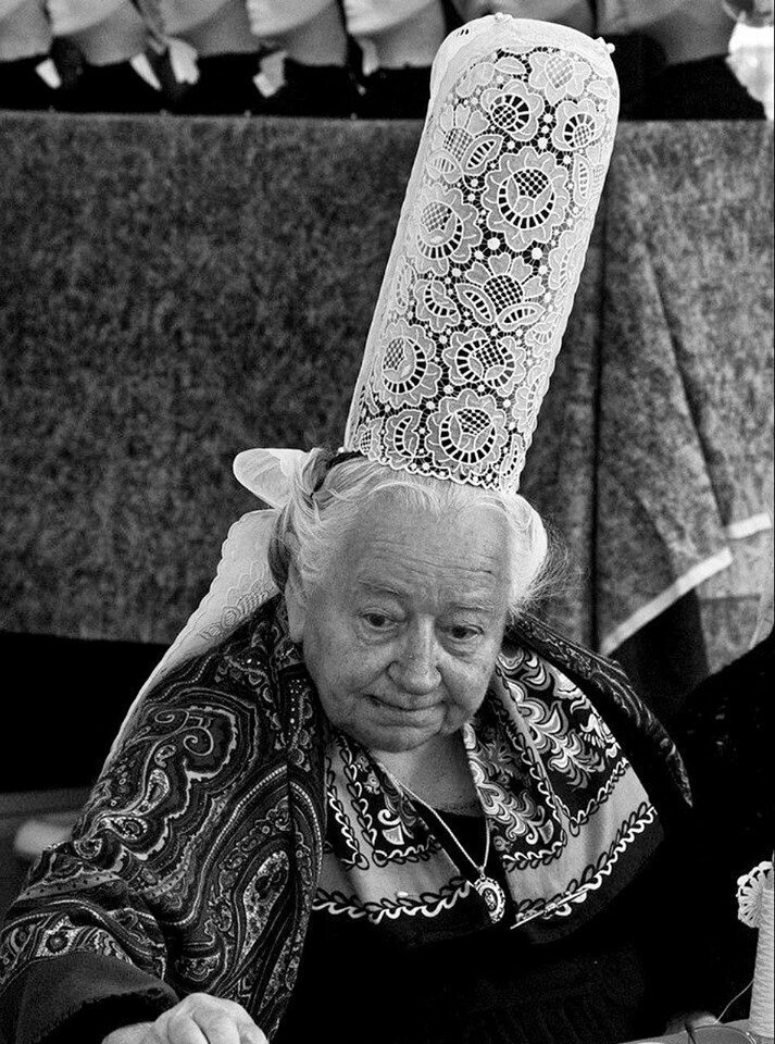 Традиционный головной убор женщины из Бретани, региона на северо-западе Франции, 1970 год.
