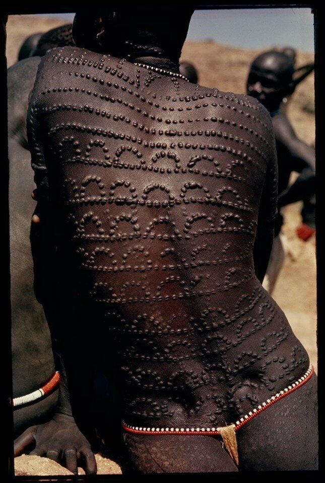 Узоры из рубцов и шрамов красоты на спине нубийской женщины в Судане, 1966.