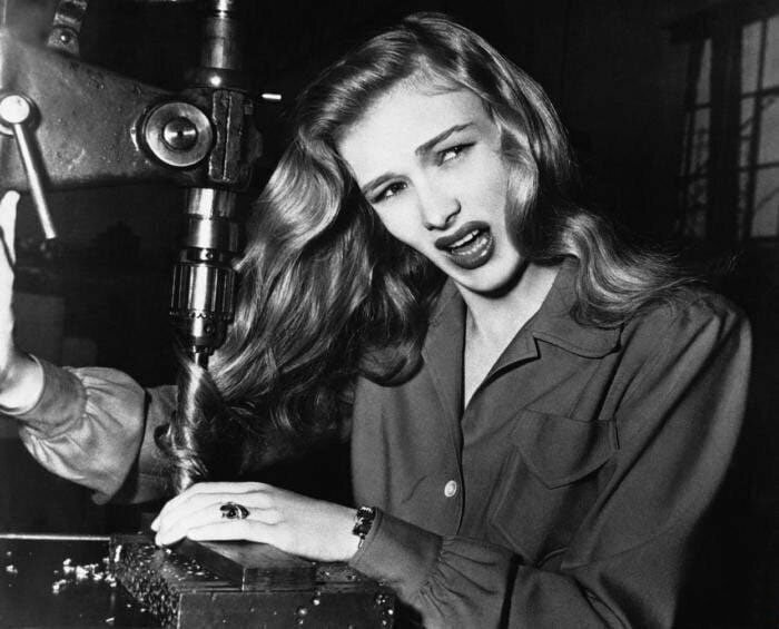 Актриса Вероника Лейк демонстрирует, что могло бы случится, если не убрать волосы при работе на сверлильном станке, США, 1943 год.