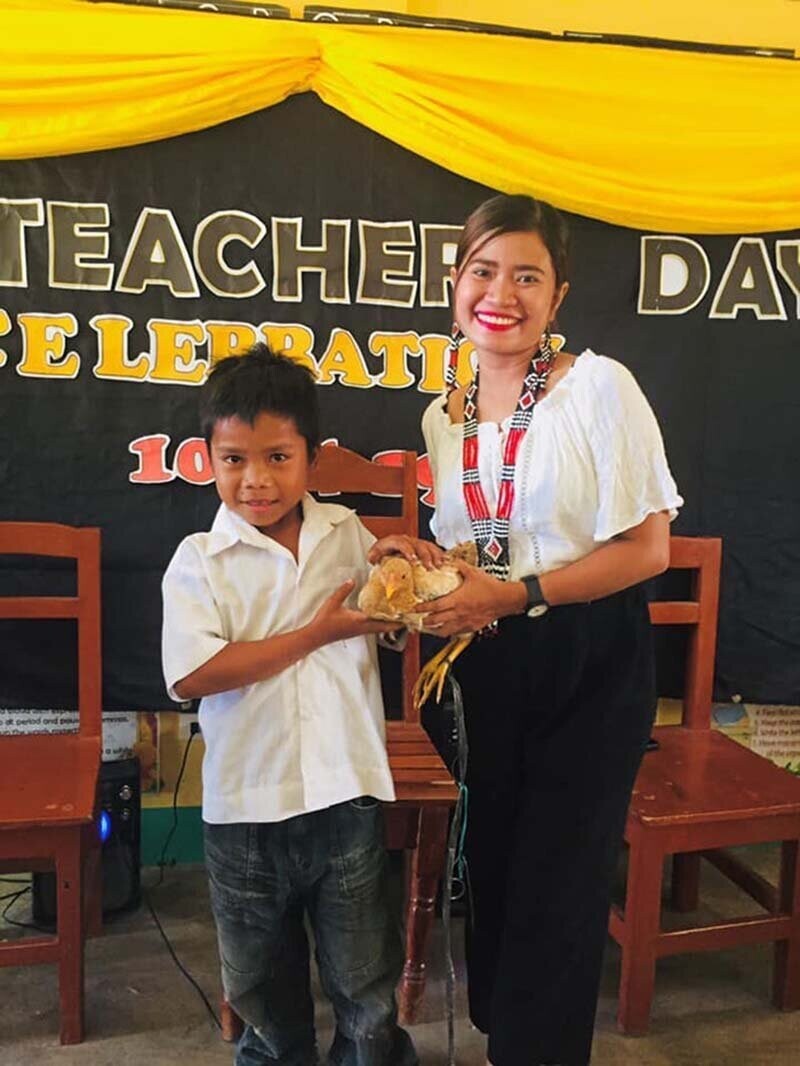 Ученик удивил свою учительницу, когда презентовал ей подарок в виде курицы