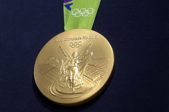 9. Если американская олимпийская сборная получает золотые или серебряные медали, спортсменам приходится платить с них налог