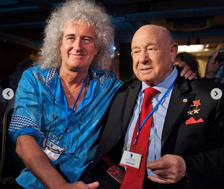 Музыкант Queen поделился фотографией Алексея Леонова в компании Армстронга