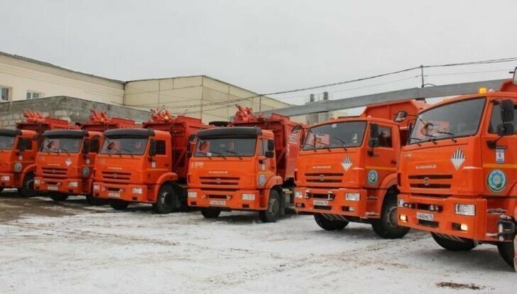 «Якутскэкосети» получили 9 новых мусоровозов