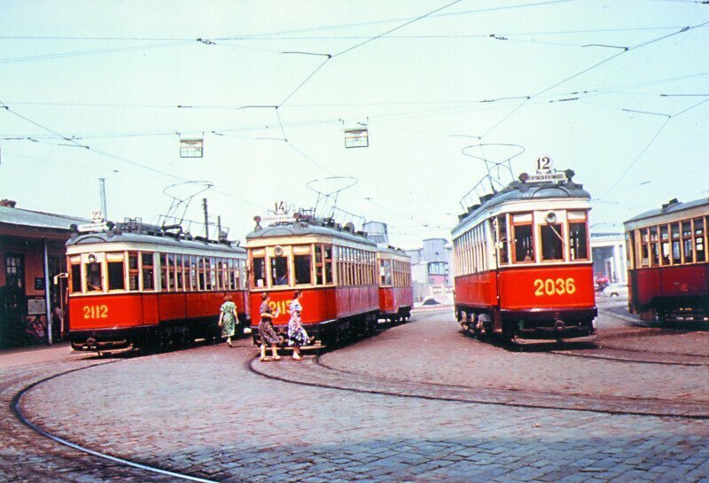 Трамваи типа КМ на разворотном круге у станции метрополитена Университет, 1959 год, Москва