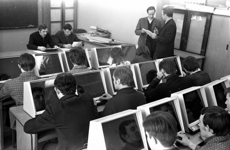 Студенты ВТУЗа при заводе ЗиЛ сдают экзамен на электромеханических машинах контроля знаний КИСИ–5, 1976 год, Москва